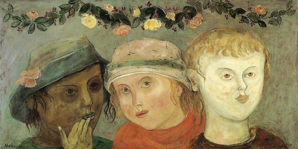 Trois fillettes sous une guirlande de fleurs